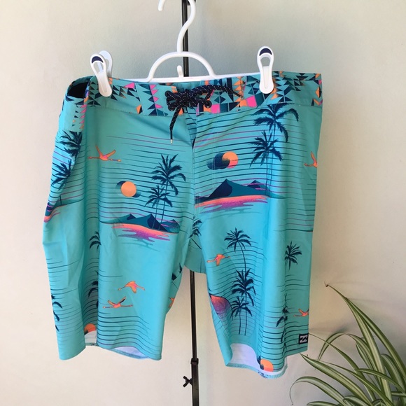 Billabong Men's shorts Size 36 EUC Aqua Blue with Island print - Picture 16 of 16